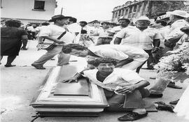 Sálvese quien pueda. En la noche del viernes 11 de noviembre de 1988 un grupo de paramilitares entró en el municipio de Segovia, Antioquia, y disparó indiscriminadamente contra la población civil, sin que la Policía ni el Ejército hiciera nada para impedirlo. En el acto murieron más de 40 personas y cincuenta más resultaron heridas. Foto: Periódico El Espectador.