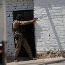 ARCHIVO - Un oficial de policía apunta con su arma a partidarios del derrocado presidente peruano Pedro Castillo durante una protesta contra su detención, en Chao, Perú, el 15 de diciembre de 2022. La ONU publicó un informe el 19 de octubre de 2023 que revela que las fuerzas de seguridad peruanas violaron los derechos humanos, utilizaron armas de fuego y cometieron torturas durante las manifestaciones que exigían la renuncia de la presidenta Dina Boluarte y miembros del Congreso que dejaron más de 50 muertos, tras el derrocamiento de Castillo. (AP Foto/Hugo Curotto, Archivo)