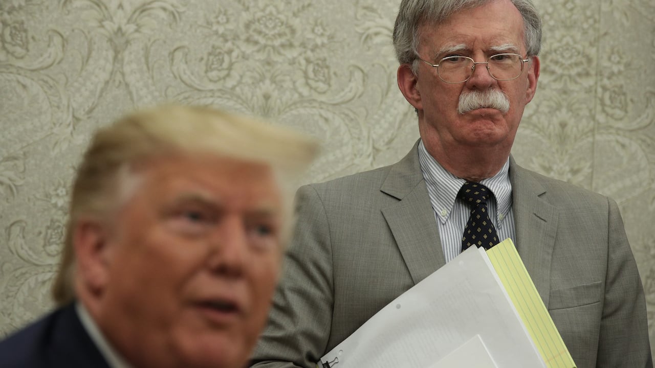 El presidente de Estados Unidos, Donald Trump, habla con los medios de comunicación mientras el asesor de Seguridad Nacional, John Bolton