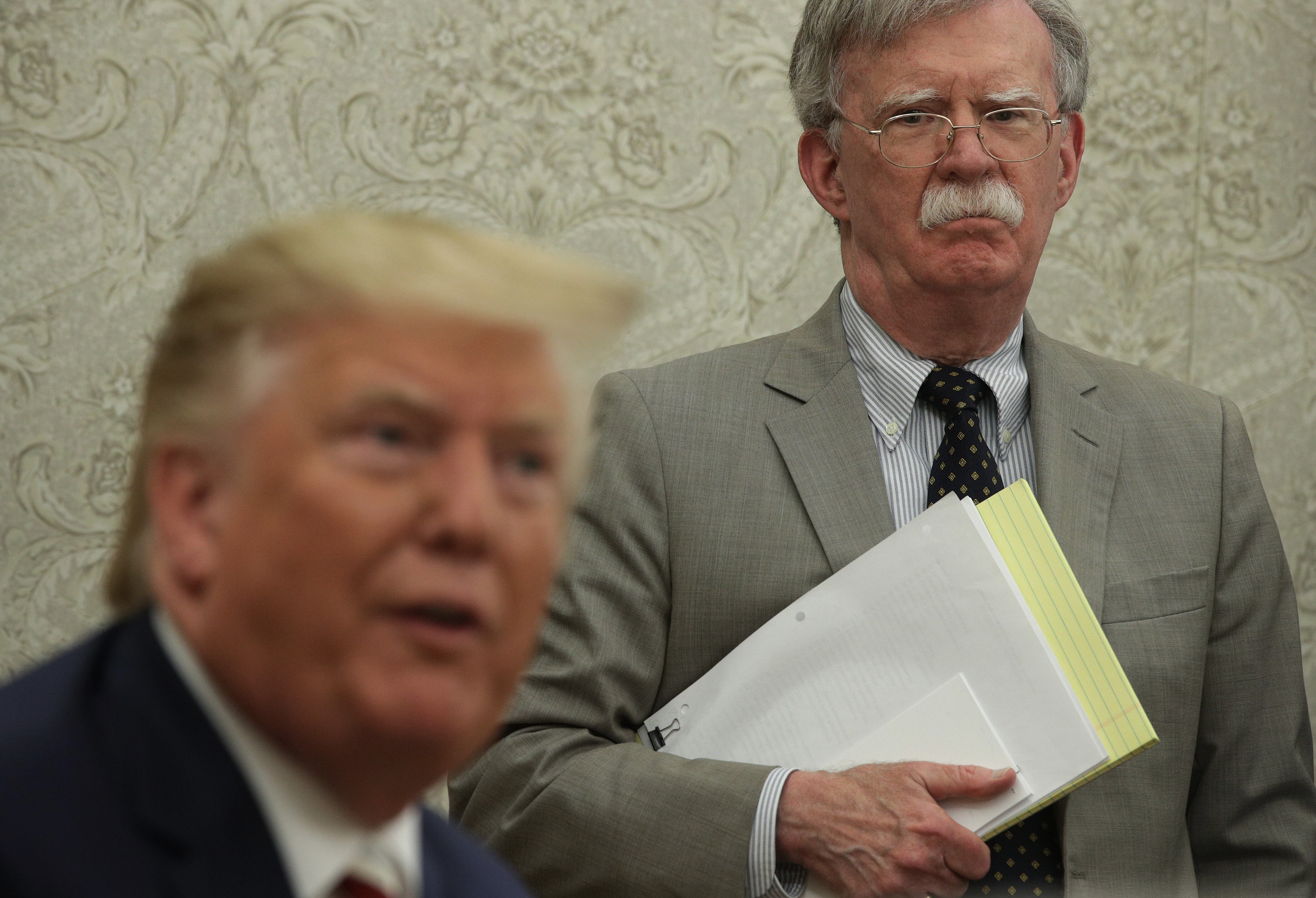 El presidente de Estados Unidos, Donald Trump, habla con los medios de comunicación mientras el asesor de Seguridad Nacional, John Bolton