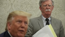El presidente de Estados Unidos, Donald Trump, habla con los medios de comunicación mientras el asesor de Seguridad Nacional, John Bolton