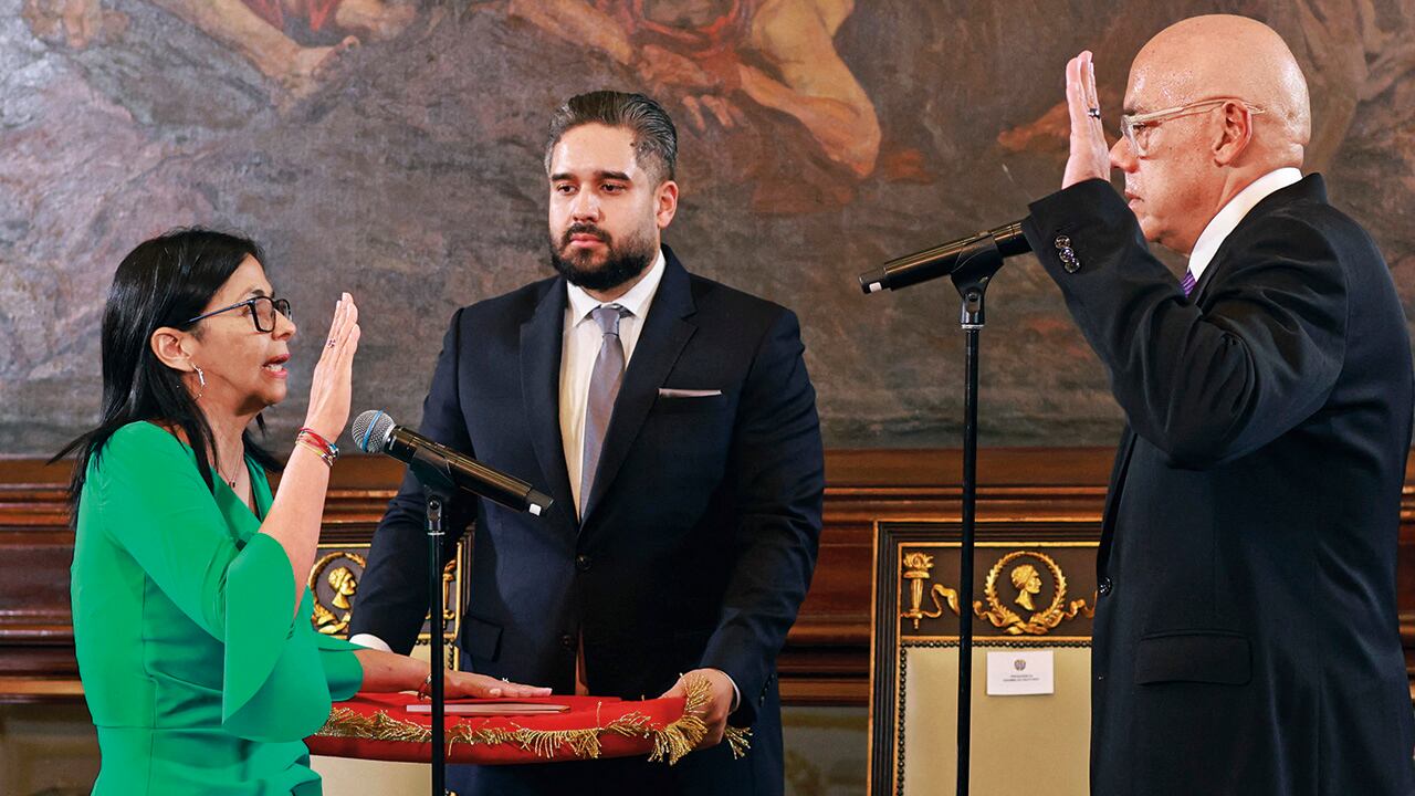 La caída del dictador pone fin a un proyecto iniciado en 1999 por Hugo Chávez, presentado en su origen como una apuesta por la justicia social.