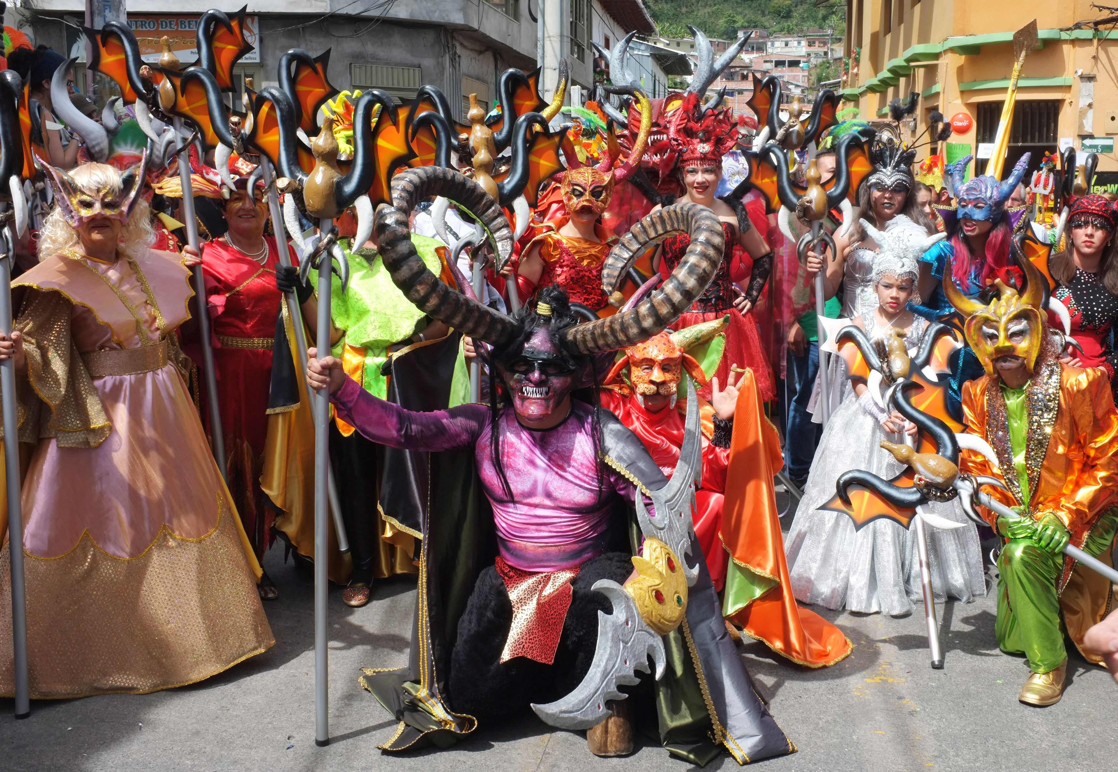 Esta es una de las fiestas más largas del mundo. Inicia desde julio con la Instalación de la República Carnavalezca y cada 20 días se llevan a cabo varios Decretos hasta el Convite de diciembre.