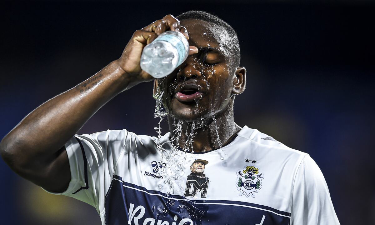 BUENOS AIRES, ARGENTINA - OCTOBER 30: Johan Carbonero of Gimnasia y Esgrima La Plata cools off during a match between Boca Juniors and Gimnasia y Esgrima La Plata as part of Torneo Liga Profesional 2021 at Estadio Alberto J. Armando on October 30, 2021 in Buenos Aires, Argentina. (Photo by Getty Images/Marcelo Endelli)