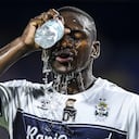 BUENOS AIRES, ARGENTINA - OCTOBER 30: Johan Carbonero of Gimnasia y Esgrima La Plata cools off during a match between Boca Juniors and Gimnasia y Esgrima La Plata as part of Torneo Liga Profesional 2021 at Estadio Alberto J. Armando on October 30, 2021 in Buenos Aires, Argentina. (Photo by Marcelo Endelli/Getty Images)
