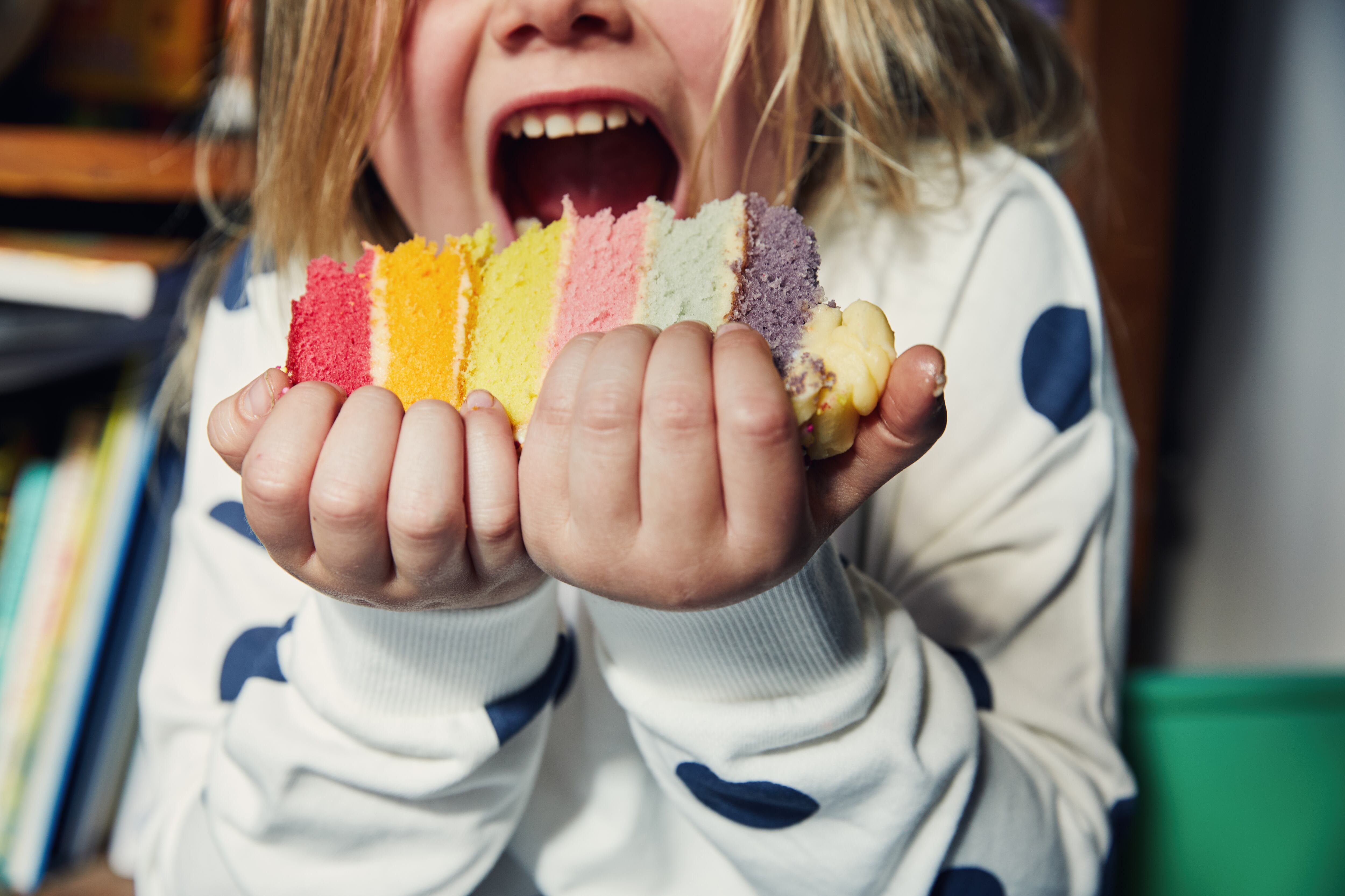 Niña comiendo pastel