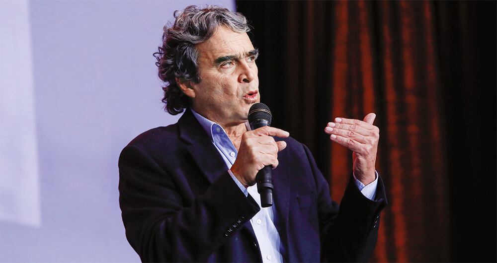   La investigación en la Fiscalía contra el exgobernador Sergio Fajardo se da por los delitos de peculado por apropiación en favor de terceros y contrato sin cumplimiento de los requisitos legales.