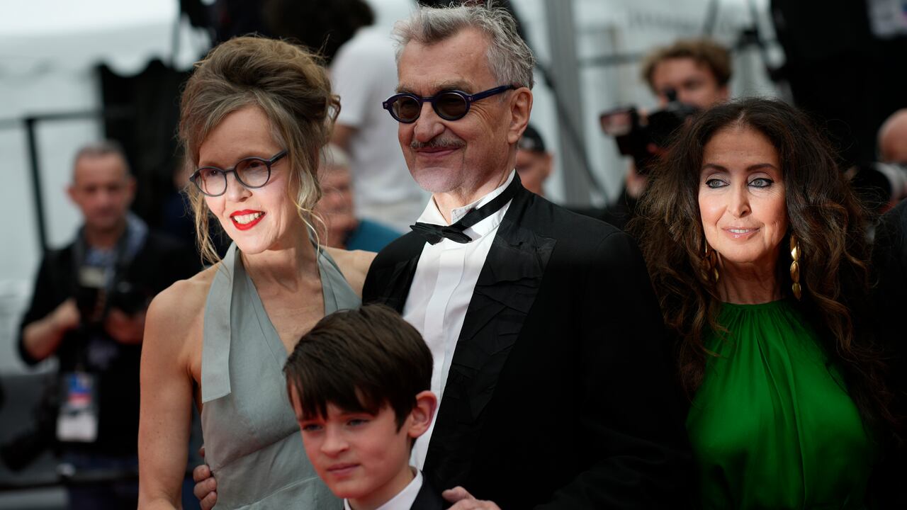 El director con su esposa Donata Wenders, su hijo Anton Wenders, y Manuela Luca-Dazio en la premiere 'Anselm' en Cannes.
