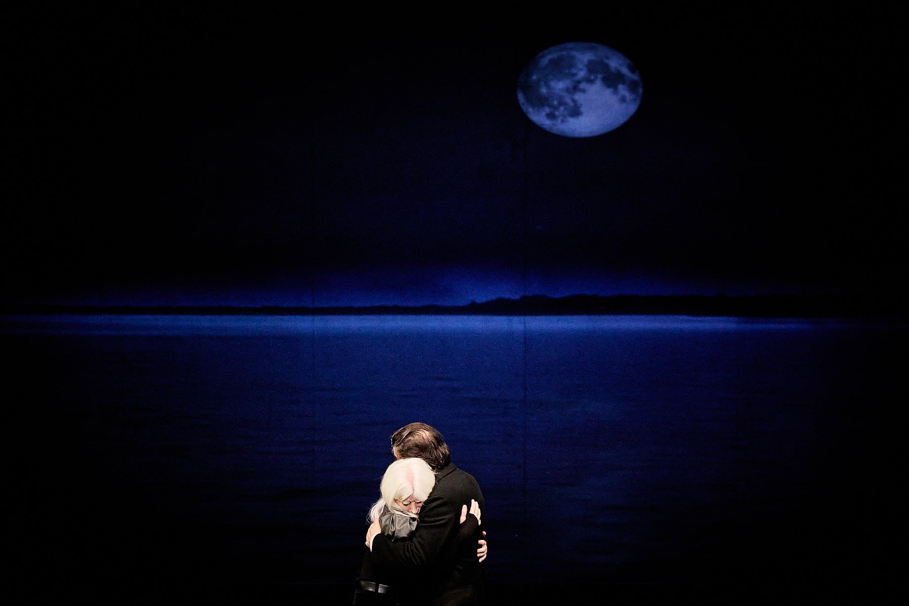 'LA GAVIOTA', una presentación como pocas, se presenta en el Festival d'Avignon. 

El texto de Antón Chejov, adaptado y puesto en escena por Chela De Ferrari, con colaboración y dramaturgia de Luis Alberto León, Melanie Werder y música de Nacho Bilbao. La actúan los actores invidentes Patty Bonet, Miguel Escabias, Emilio Gálvez, Belén González del Amo, Antonio Lancis, Domingo López, Eduart Mediterrani, Paloma de Mingo Heras, Lola Robles, Agus Ruiz, Macarena Sanz y Nacho Bilbao.