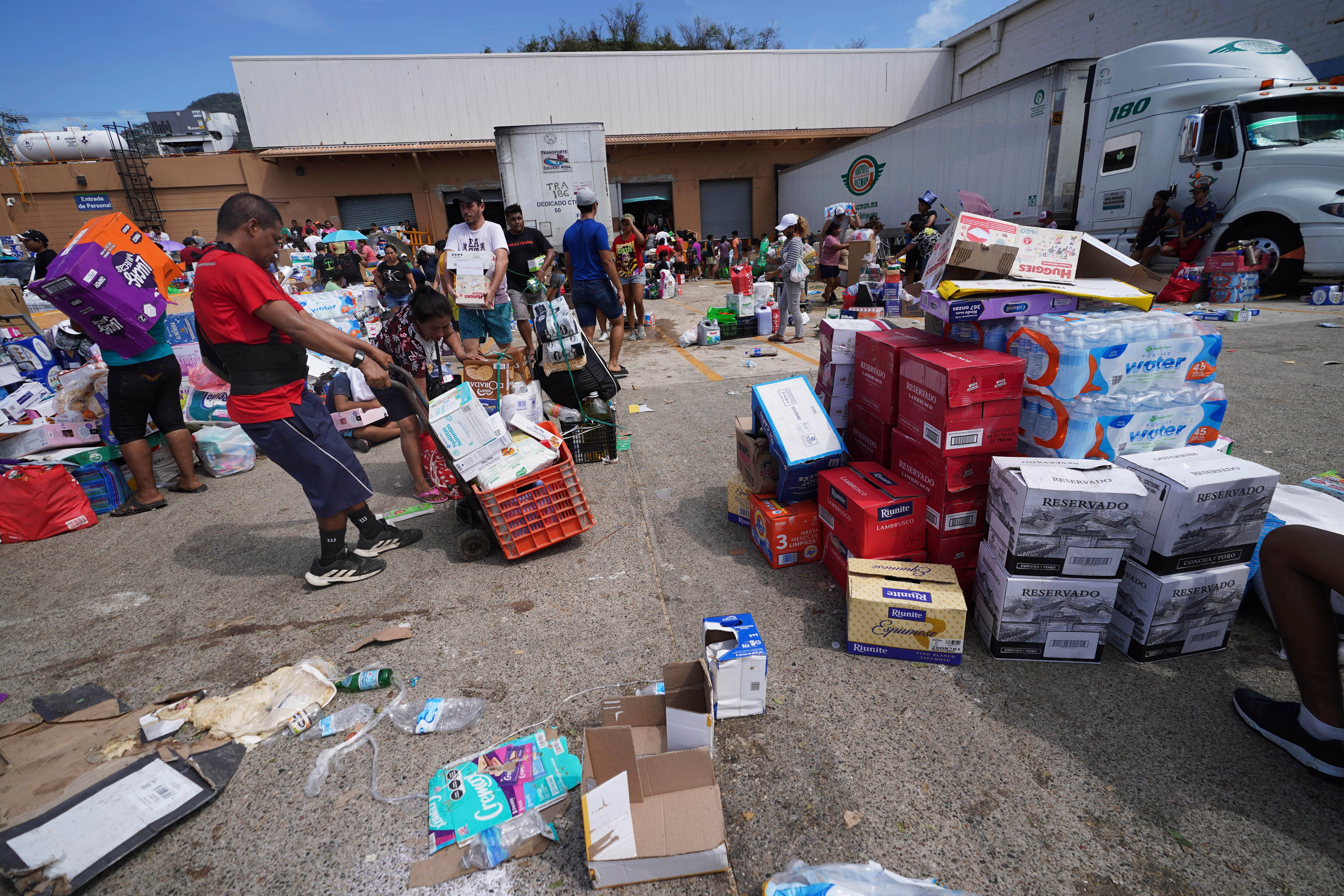 La tarea de reconstrucción parecía inabarcable y la frustración con las autoridades era generalizada. Aunque se enviaron unos 10.000 militares a la zona, no contaban con las herramientas para limpiar las toneladas de lodo y los árboles caídos de las calles, algunas de ellas convertidas en ríos.