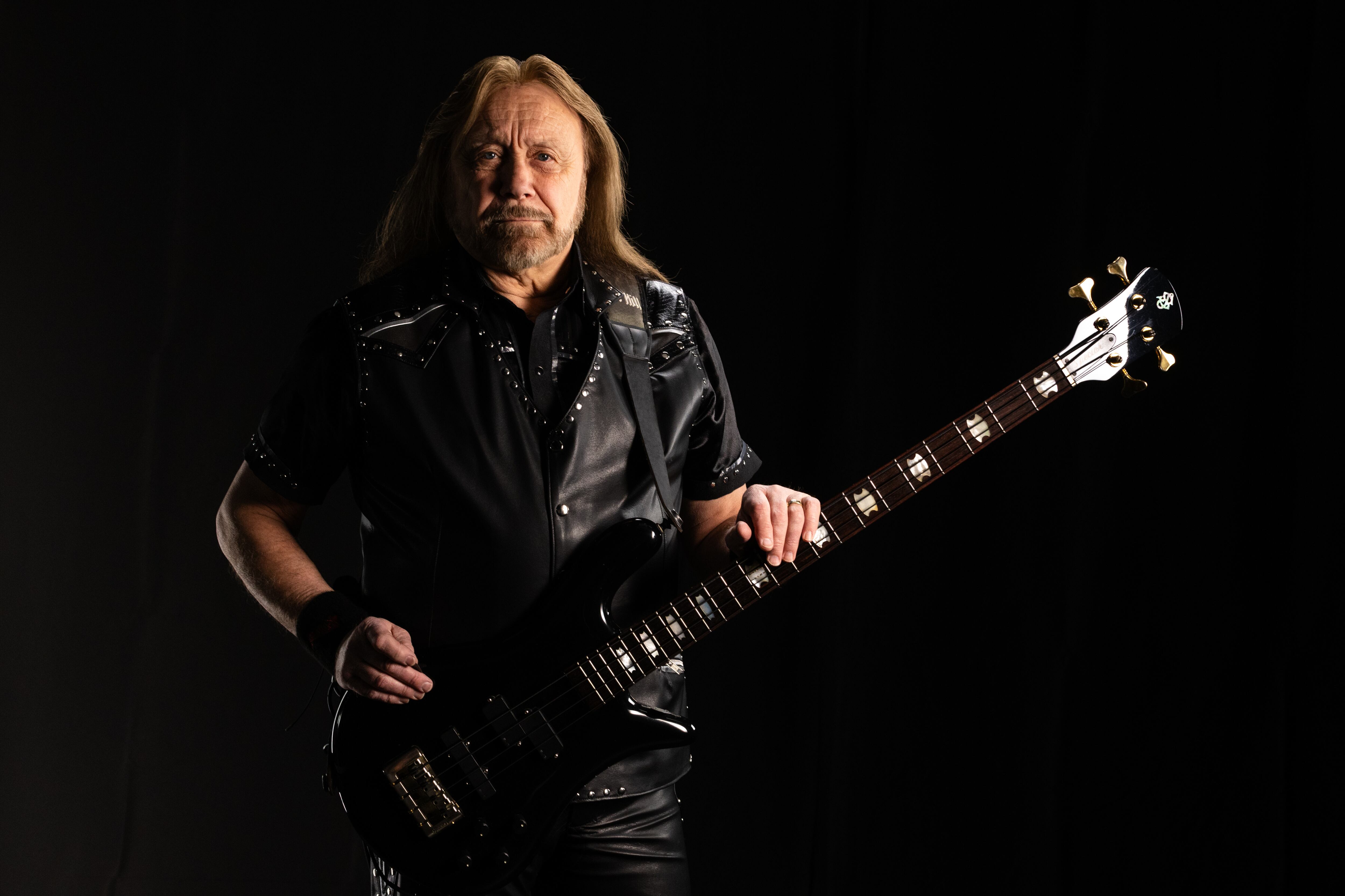 Ian Hill (West Bromwich; 20 de enero de 1951) es mundialmente conocido por ser miembro fundador de la banda heavy metal Judas Priest.