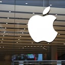 El logo de Apple en el escaparate de su tienda en Londres, Reino Unido