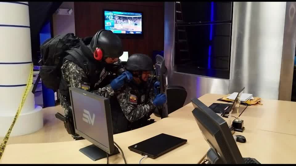 Los periodistas a los que iban dirigidos los sobres son Lenin Artieda, de Ecuavisa; Mauricio Ayora, de TC Television; Carlos Vera, de Centro Digital; Milton Pérez, de Teleamazonas; y Miguel Rivadeneira, de Radio Democracia.