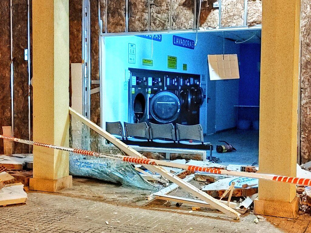 De acuerdo con el informe oficial, debido a la explosión la fachada  de la lavandería quedó completamente destruida.