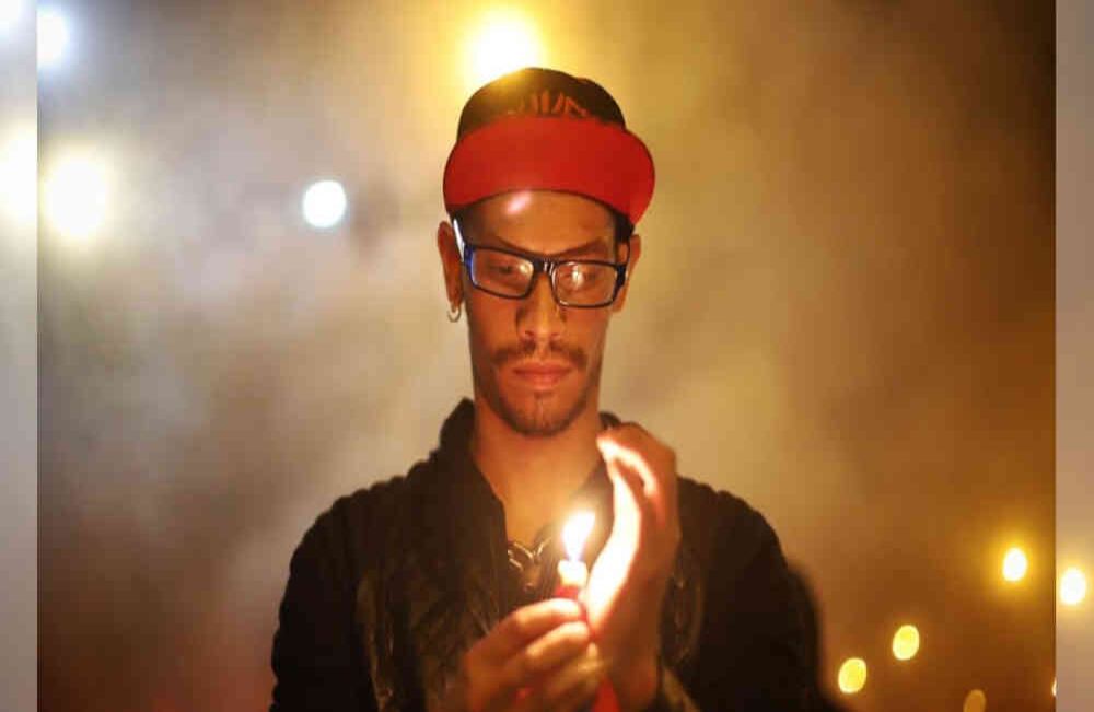 Cantando el himno de Colombia y gritando arengas, varias personas hicieron presencia en el sitio donde aún está la pancarta que él llevaba durante la protesta. FOTO:  Diana Rey Melo / SEMANA