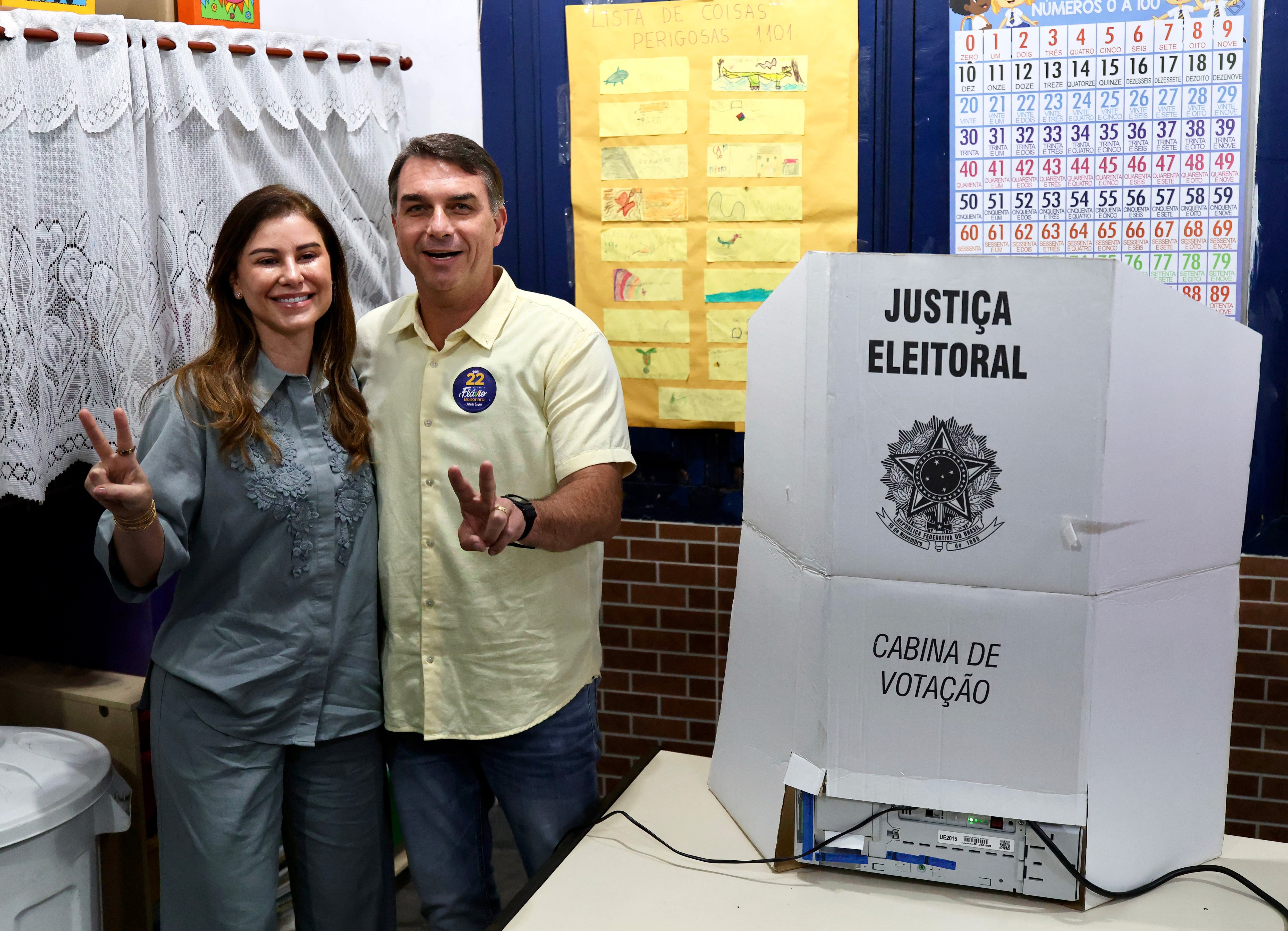 Flavio Bolsonaro, candidato presidencial del Partido Liberal de Brasil, posa para una fotografía junto a su esposa