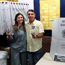 Flavio Bolsonaro, candidato presidencial del Partido Liberal de Brasil, posa para una fotografía junto a su esposa