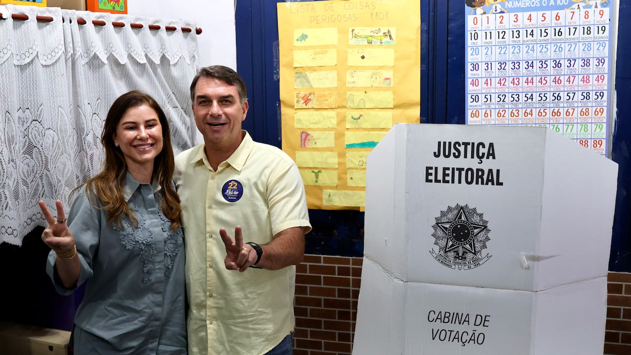 Flavio Bolsonaro, candidato presidencial del Partido Liberal de Brasil, posa para una fotografía junto a su esposa