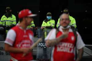 Hinchas del Club Independiente Santa Fe protestan frente a la Federación Colombiana de Fútbol exigiendo que no se juegue la Copa América en Colombia
Bogota
Foto Esteban Vega La-Rotta