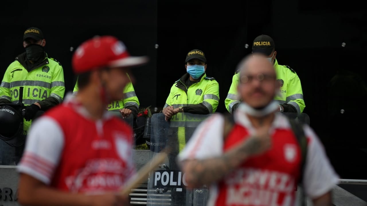 Hinchas del Club Independiente Santa Fe protestan frente a la Federación Colombiana de Fútbol exigiendo que no se juegue la Copa América en Colombia
Bogota
Foto Esteban Vega La-Rotta