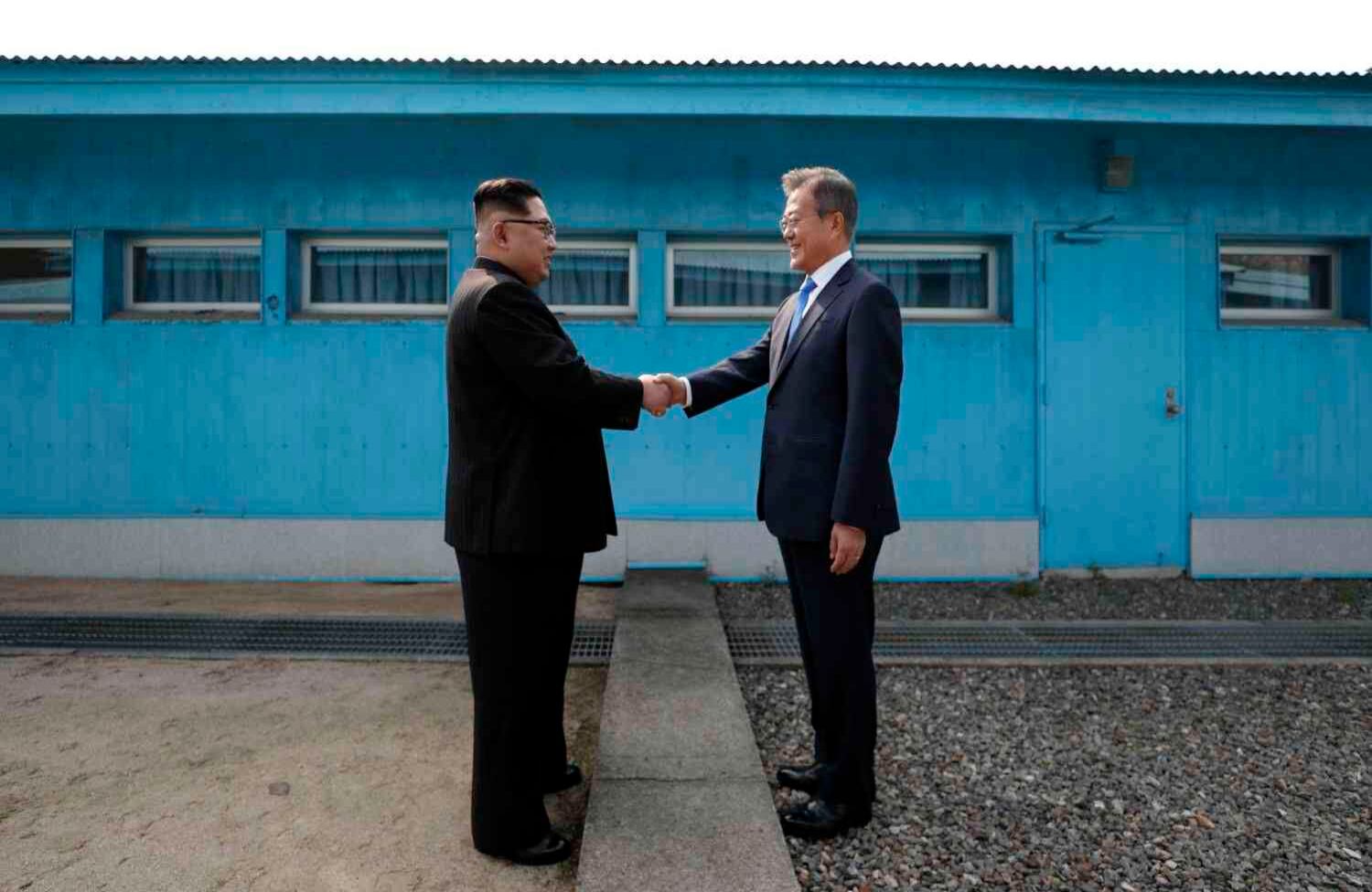 Coreas Encuentro histórico  El líder norcoreano, Kim Jong-un saluda al presidente de Corea del Sur, Moon Jae-in la Línea de Demarcación Militar que históricamente ha dividido a estos dos países. Esta semana se dio la insólita e histórica cumbre entre estos dos mandatarios.  AFP/ Korea Summit Press Pool 