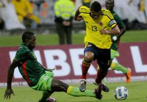 El jugador de la Selección Colombia de fútbol Fredy Guarin (d) disputa el balón con Sy Mandaw (i), de Senegal, durante un partido amistoso previo a la Copa América 2011, disputado el sábado en el estadio Atanasio Girardot de Medellín.
