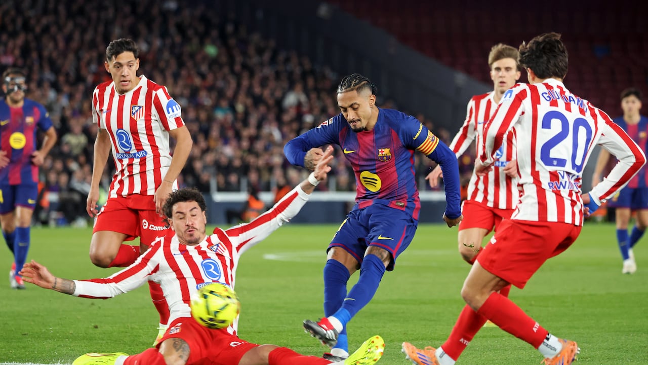 Raphinha remata al arco en un partido contra Atlético de Madrid en Camp Nou.