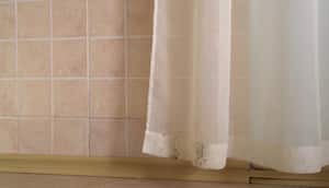 Las cortinas del baño puede acumular moho por la falta de ventilación.