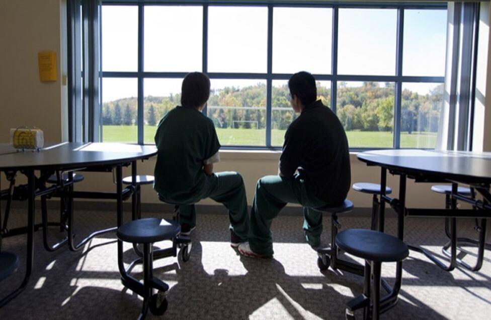 Los hermanos I.P., de 15 años, y T.P., de 17, son hijos de la misma madre. Ella trabaja en un casino en Dakota del Norte. T.P. perdió a su padre por alcoholismo a los 3 años de edad y fue detenido hace 11 meses por posesión de marihuana y cápsulas de droga. T.P. pasó por un programa de desintoxicación pero dijo que fue a emborracharse el día en que salió. Su hermano I.P. cuenta que todos en su familia consumen drogas o son alcohólicos.
