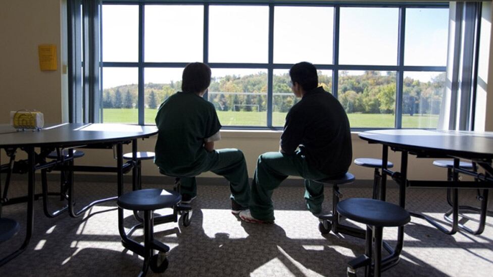 Los hermanos I.P., de 15 años, y T.P., de 17, son hijos de la misma madre. Ella trabaja en un casino en Dakota del Norte. T.P. perdió a su padre por alcoholismo a los 3 años de edad y fue detenido hace 11 meses por posesión de marihuana y cápsulas de droga. T.P. pasó por un programa de desintoxicación pero dijo que fue a emborracharse el día en que salió. Su hermano I.P. cuenta que todos en su familia consumen drogas o son alcohólicos.
