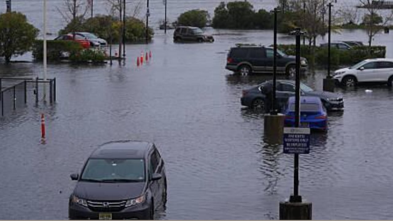El Servicio Meteorológico Nacional emitió advertencias urgentes mientras comunidades en Washington y Oregón enfrentan crecidas rápidas y órdenes de evacuación.