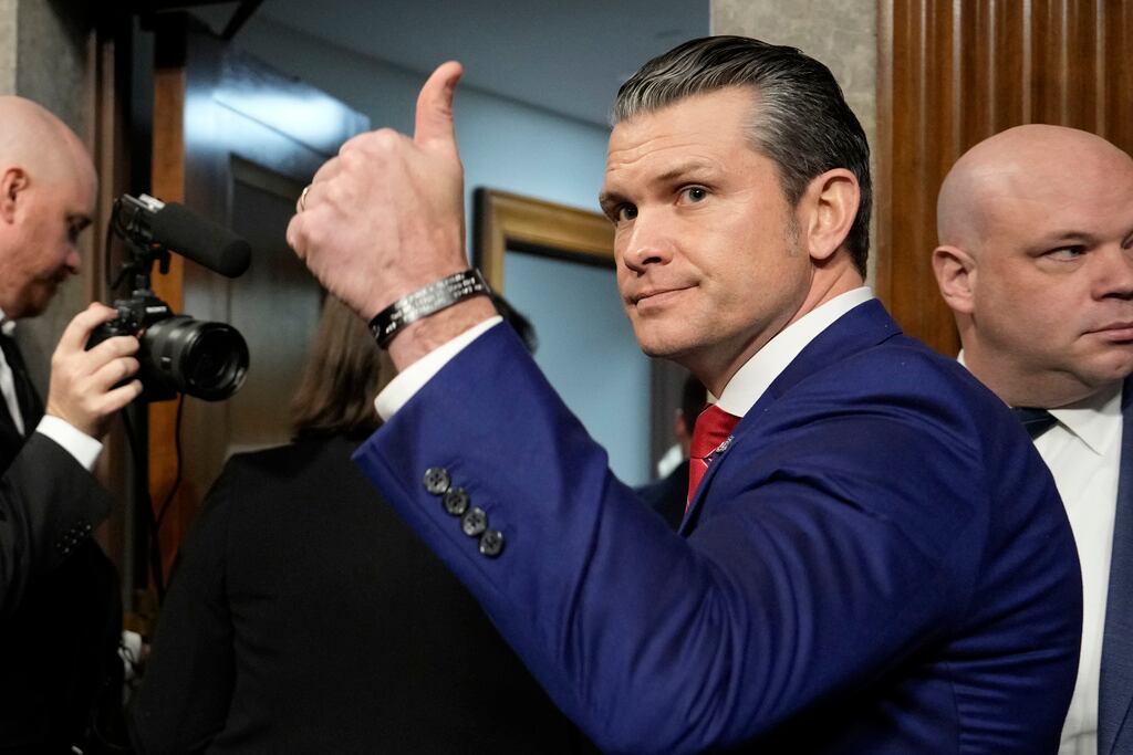 Pete Hegseth, elegido por el presidente electo Donald Trump para ser secretario de Defensa, levanta el pulgar al finalizar su audiencia de confirmación ante el Comité de Servicios Armados del Senado, en el Capitolio de Washington, el martes 14 de enero de 2025. (Foto AP /Ben Curtis)