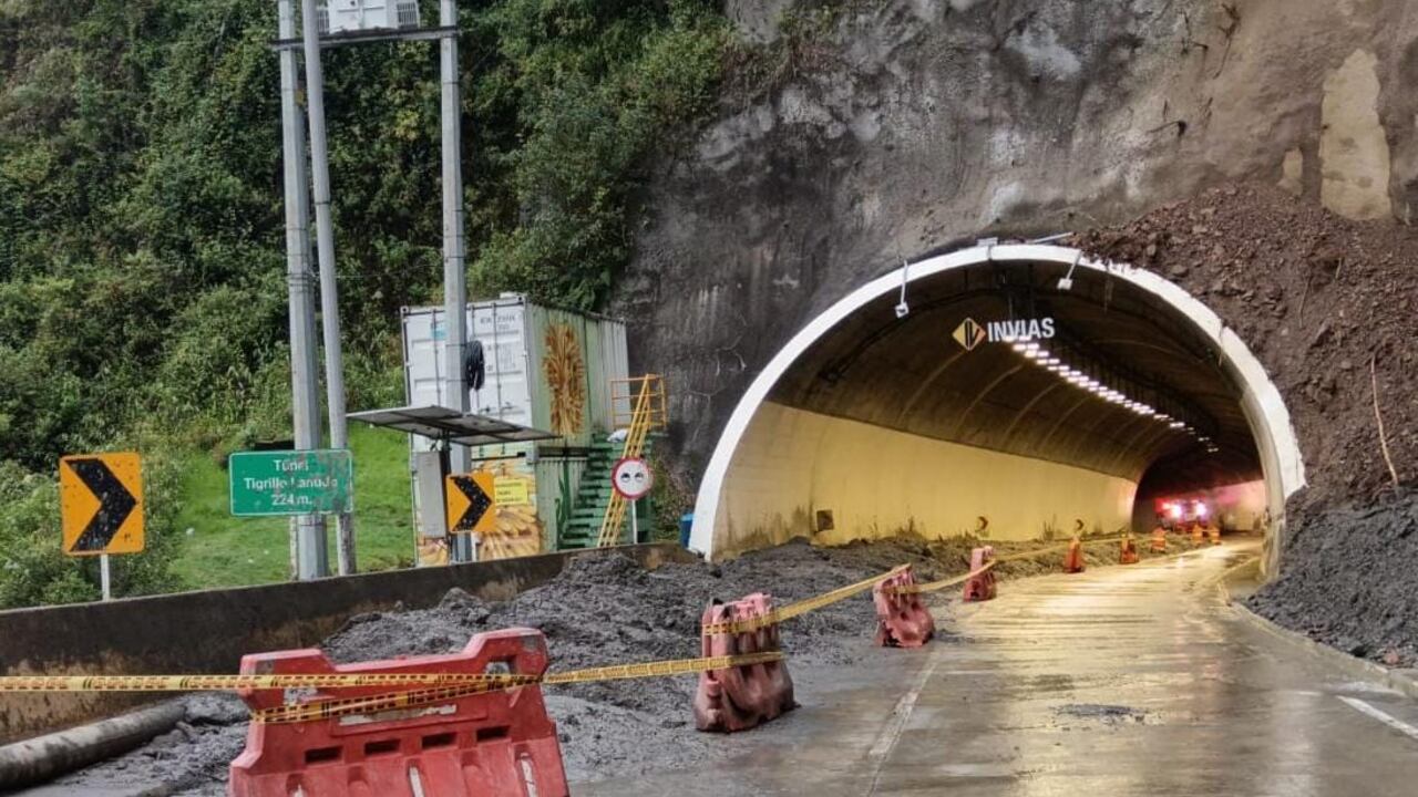 Invías trabaja en el restablecimiento de la vía a La Línea tras derrumbe.