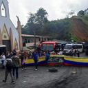 El bloqueo se presenta en la vía entre Medellín y Urabá.