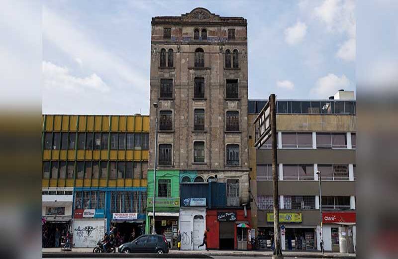 El edificio Manuel Peraza, donde hoy funcionan un taller de bicicletas, una frutería y un restaurante paisa, fue una joya de la arquitectura en Colombia a comienzos del siglo XX. Su arquitecto fue Pablo de la Cruz, el experto en quintas y palacios de Bogotá, artífice del diseño del antiguo Palacio de Justicia y la Quinta Villa Adelaida en Chapinero. Con tan solo siete pisos fue el primer rascacielos del país y el primer edificio con ascensor. 1921 fue el año en que se construyó.  Foto: David Amado-Semana. 