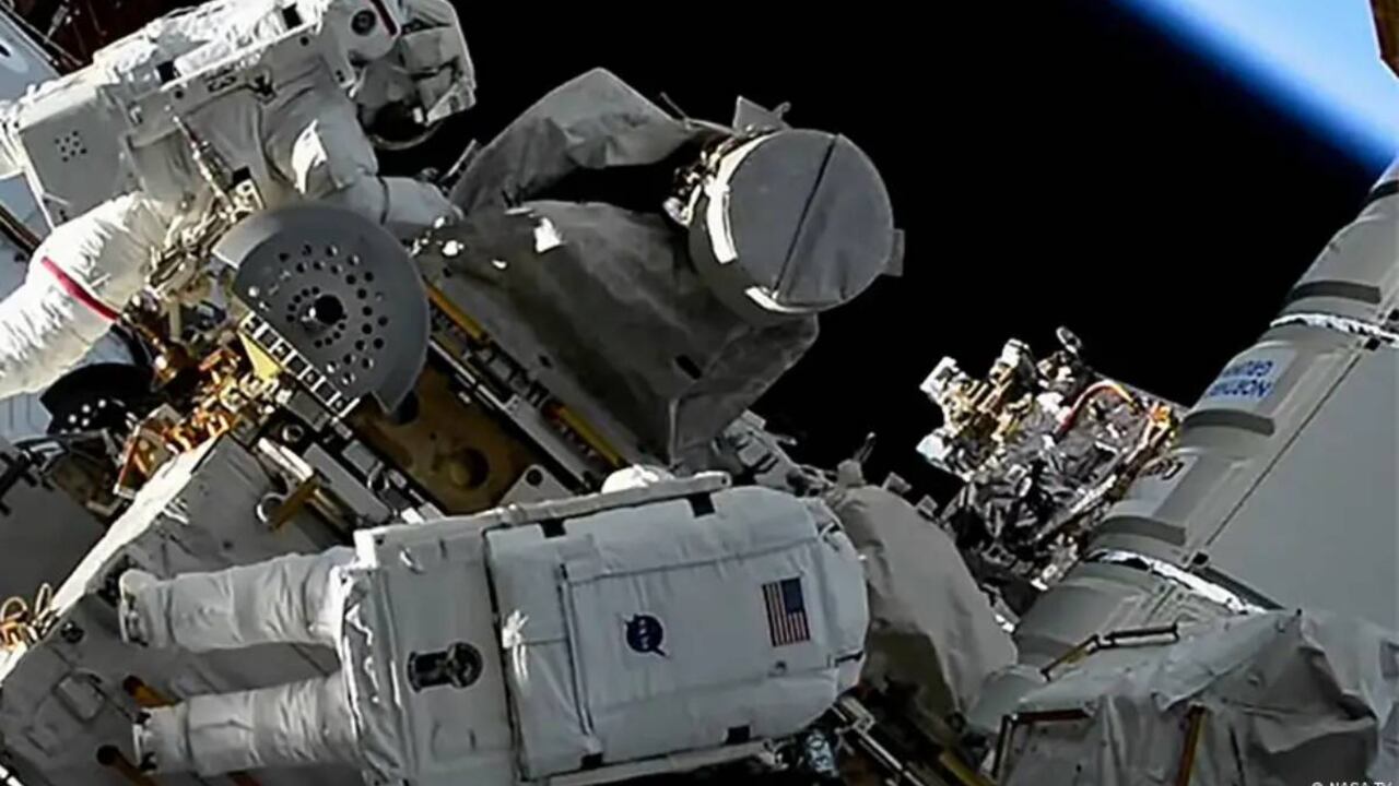 Astronautas realizando mantenimiento en la Estación Espacial Internacional.