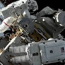 Astronautas realizando mantenimiento en la Estación Espacial Internacional.