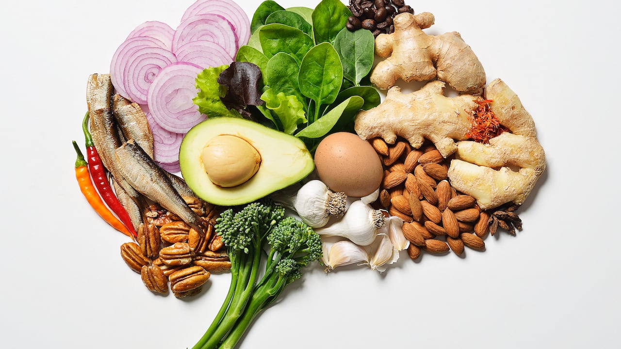 Una alimentación sana y equilibrada ayuda a mantener la buena salud del cerebro.