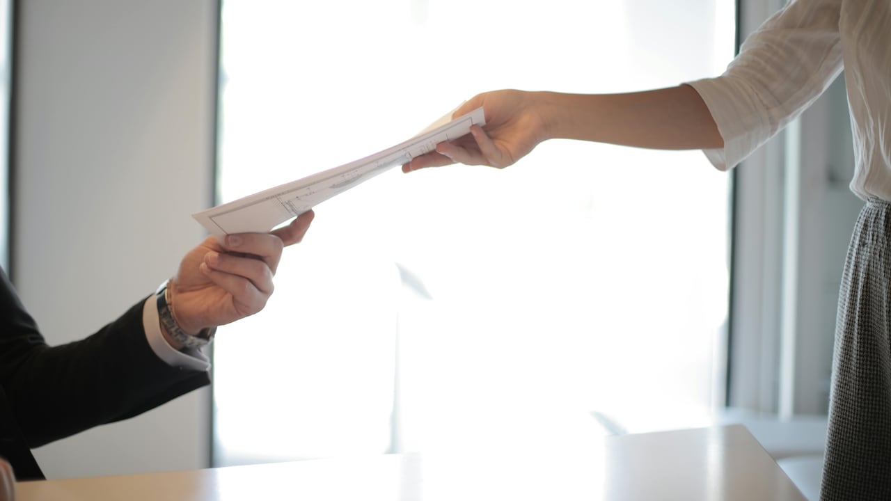 La mayoría de los empleos solo le exigen tener culminado el bachillerato académico, poca o nada de experiencia previa.