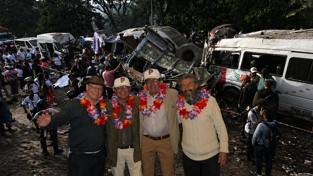 Fotomontaje que corresponde: Adelante, la foto que publicó el presidente, Gustavo Petro, con motivo de su cumpleaños. Atrás, personas en el lugar de una explosión después de un ataque con bomba en El Tunel, en la carretera que comunica a Popayán con Cali, en Cajibio, departamento de Cauca, el 25 de abril de 2026