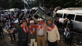 Fotomontaje que corresponde: Adelante, la foto que publicó el presidente, Gustavo Petro, con motivo de su cumpleaños. Atrás, personas en el lugar de una explosión después de un ataque con bomba en El Tunel, en la carretera que comunica a Popayán con Cali, en Cajibio, departamento de Cauca, el 25 de abril de 2026