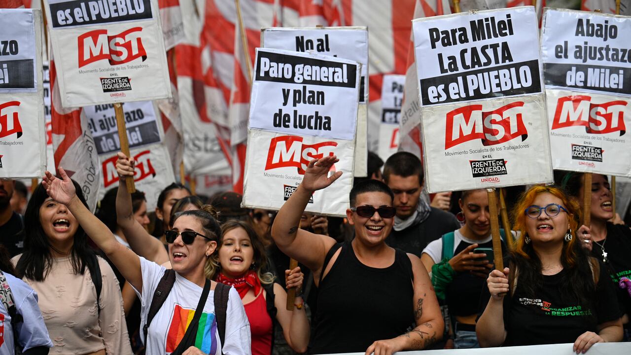 Los marchantes protestaron contra las medidas de austeridad de Milei.