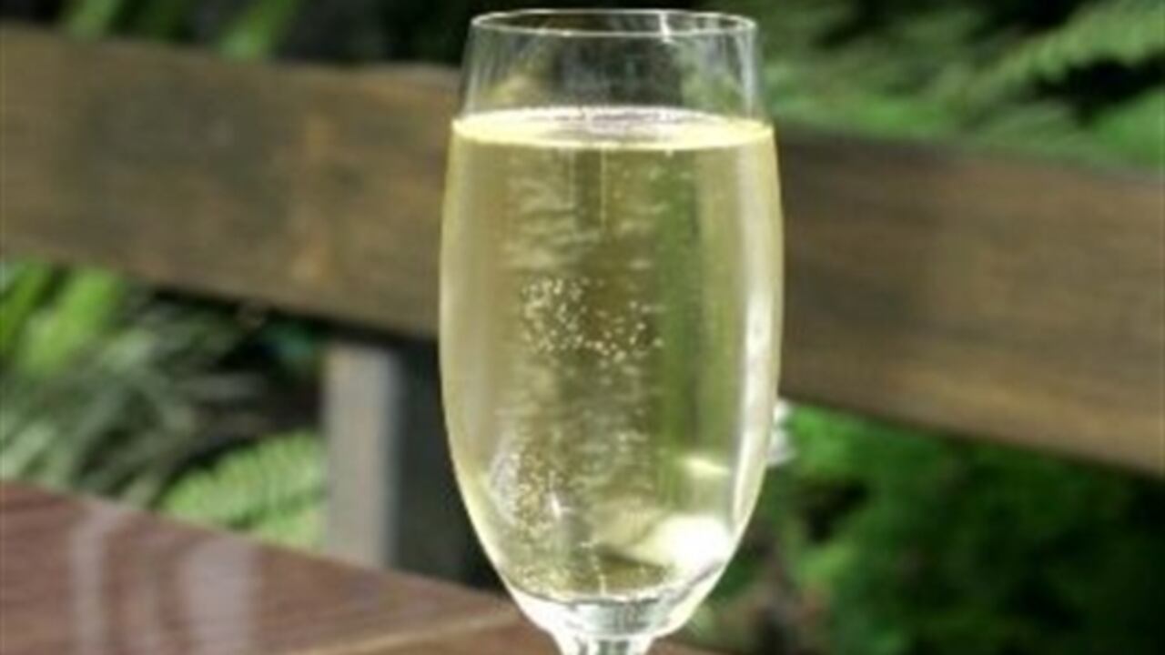 Los productores de cerveza y licores han publicitado sus marcas en la Internet y sus páginas aparecen en Facebook. Heineken cuenta con 400.000 personas a quienes les "agrada" su cerveza, mientras que Absolut y Smirnoff Ice se acercan a medio millón cada una.