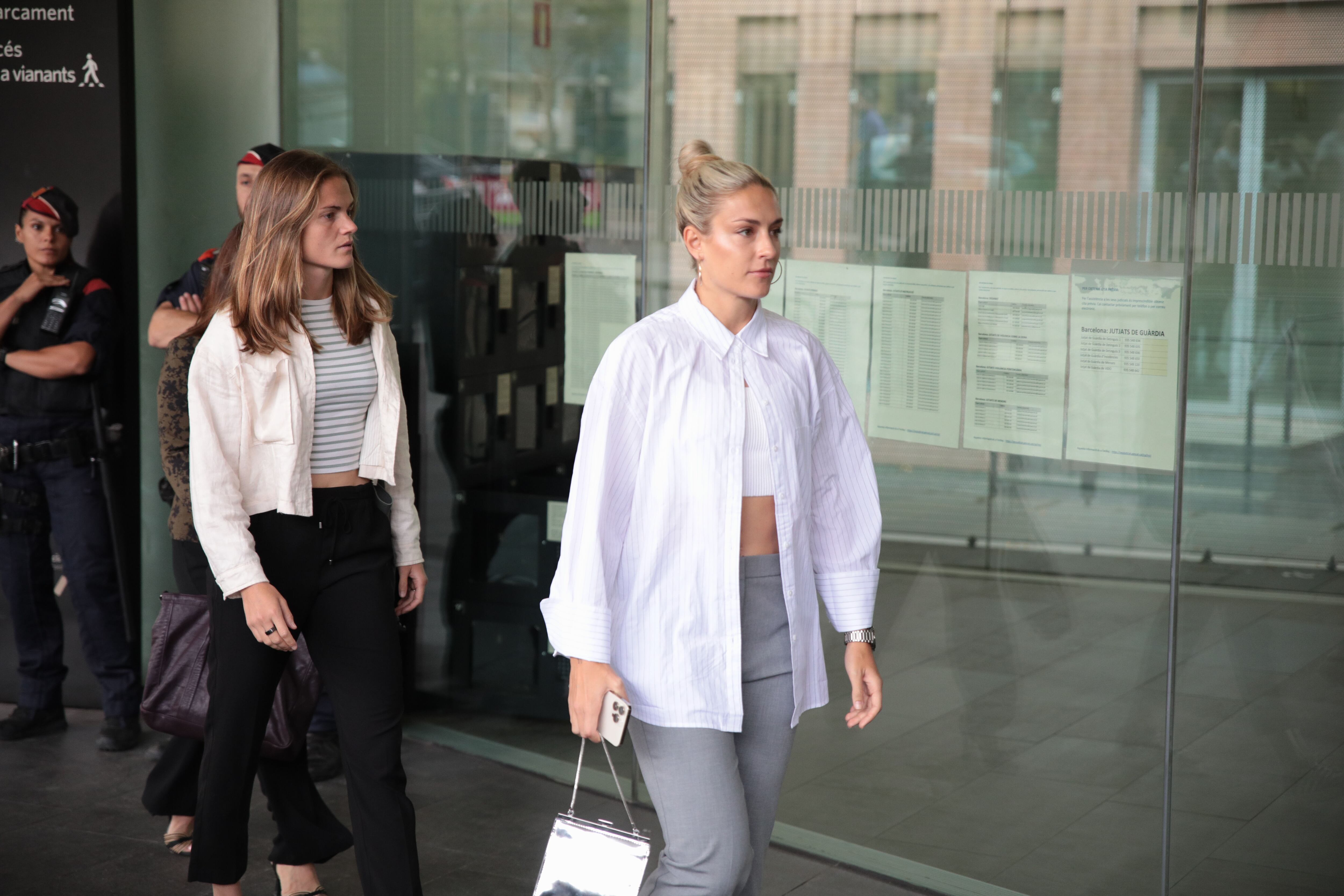 Las jugadoras de la selección Alexia Putellas e Irene Paredes a su llegada para declarar vía telemática en la Ciutat de la Justícia.
