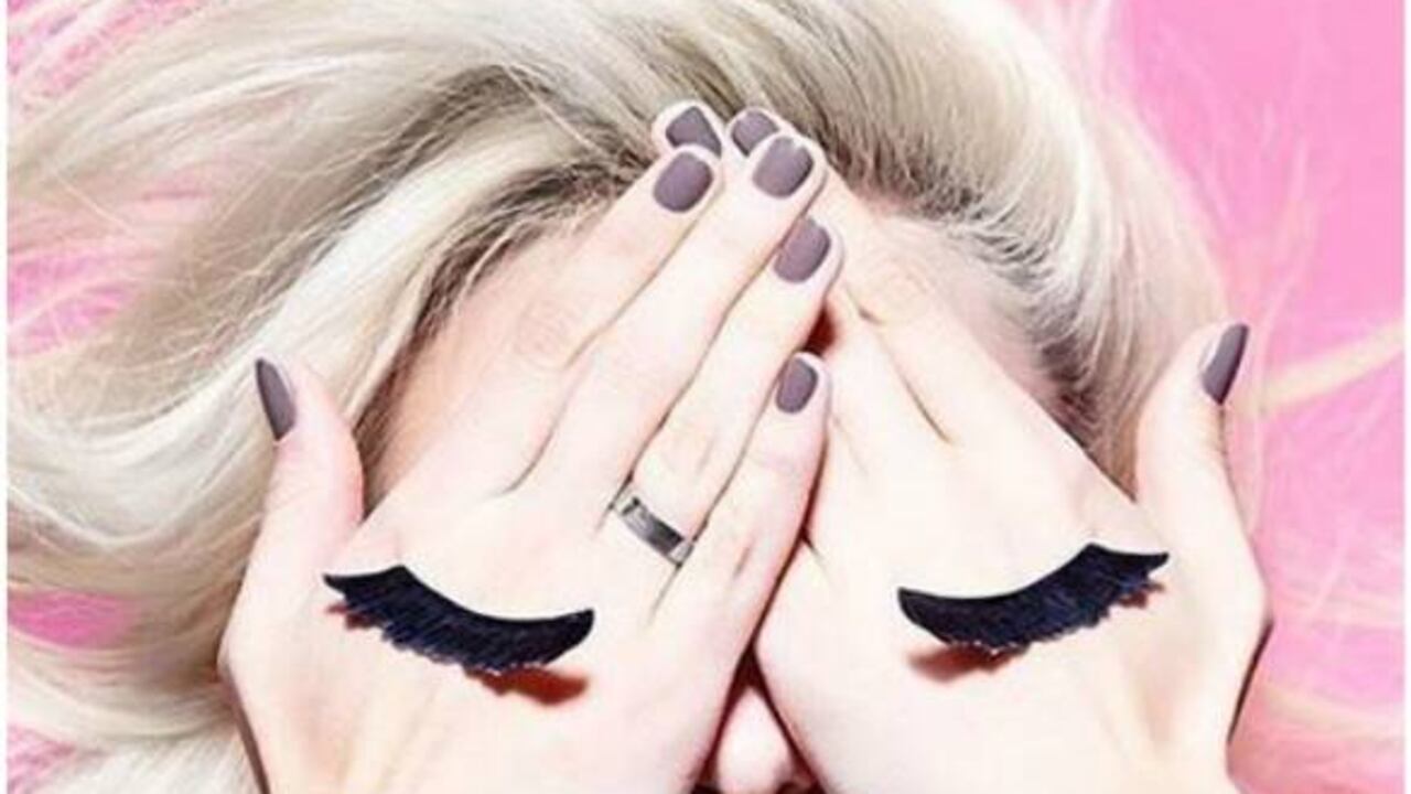 El aceite de jojoba es uno de los mejores para promover el crecimiento de las pestañas.