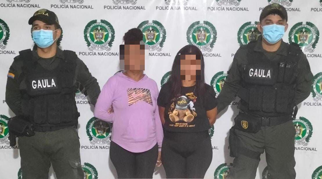 Alias Zoila y alias La Mona, las mujeres capturadas por extorsión, tenían panfletos de los Costeños y un arma