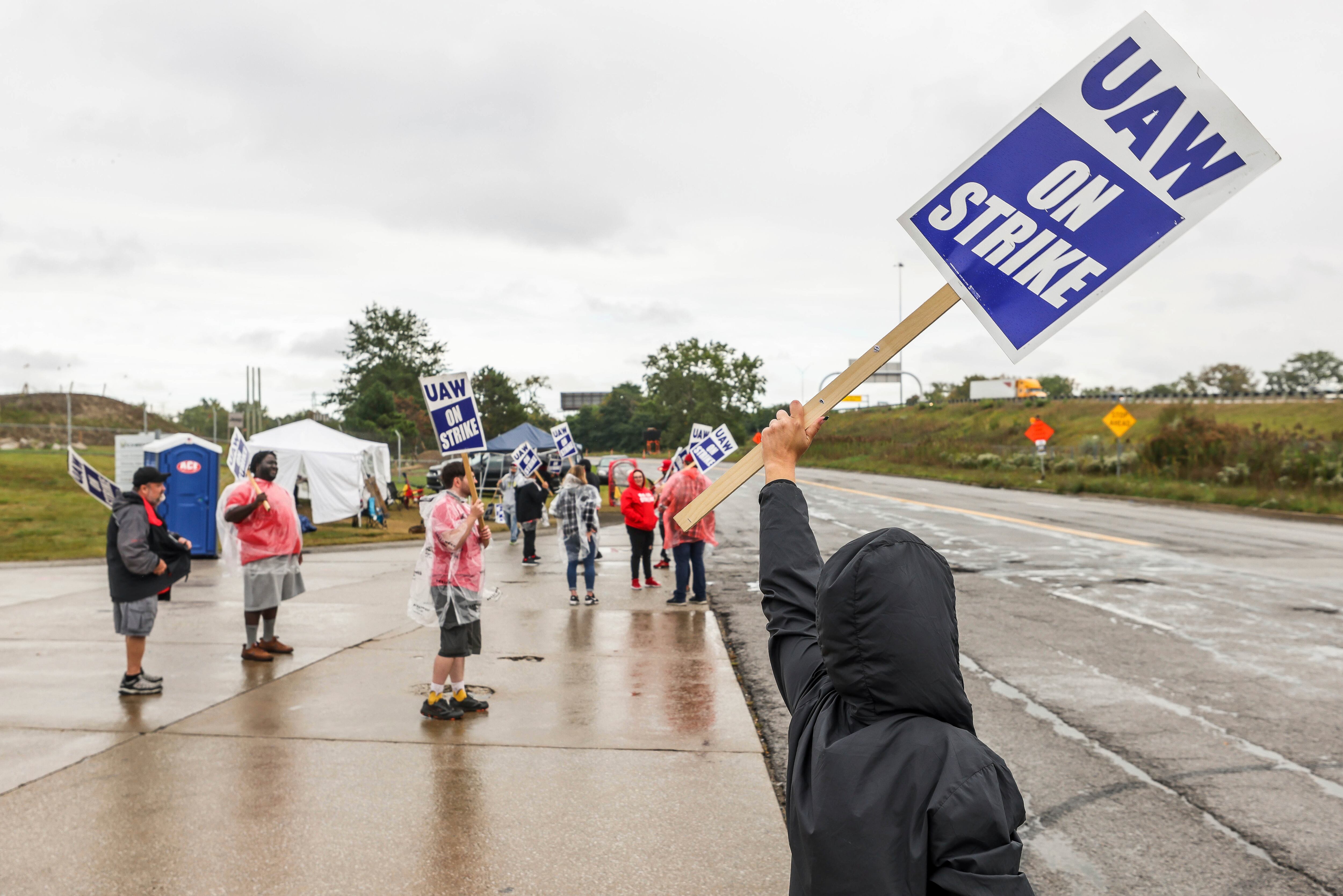 “Me parece que ellos no entienden que esto va más allá de los sueldos”, dijo Edwards. “Se trata de que tengamos seguridad en nuestros empleos”.