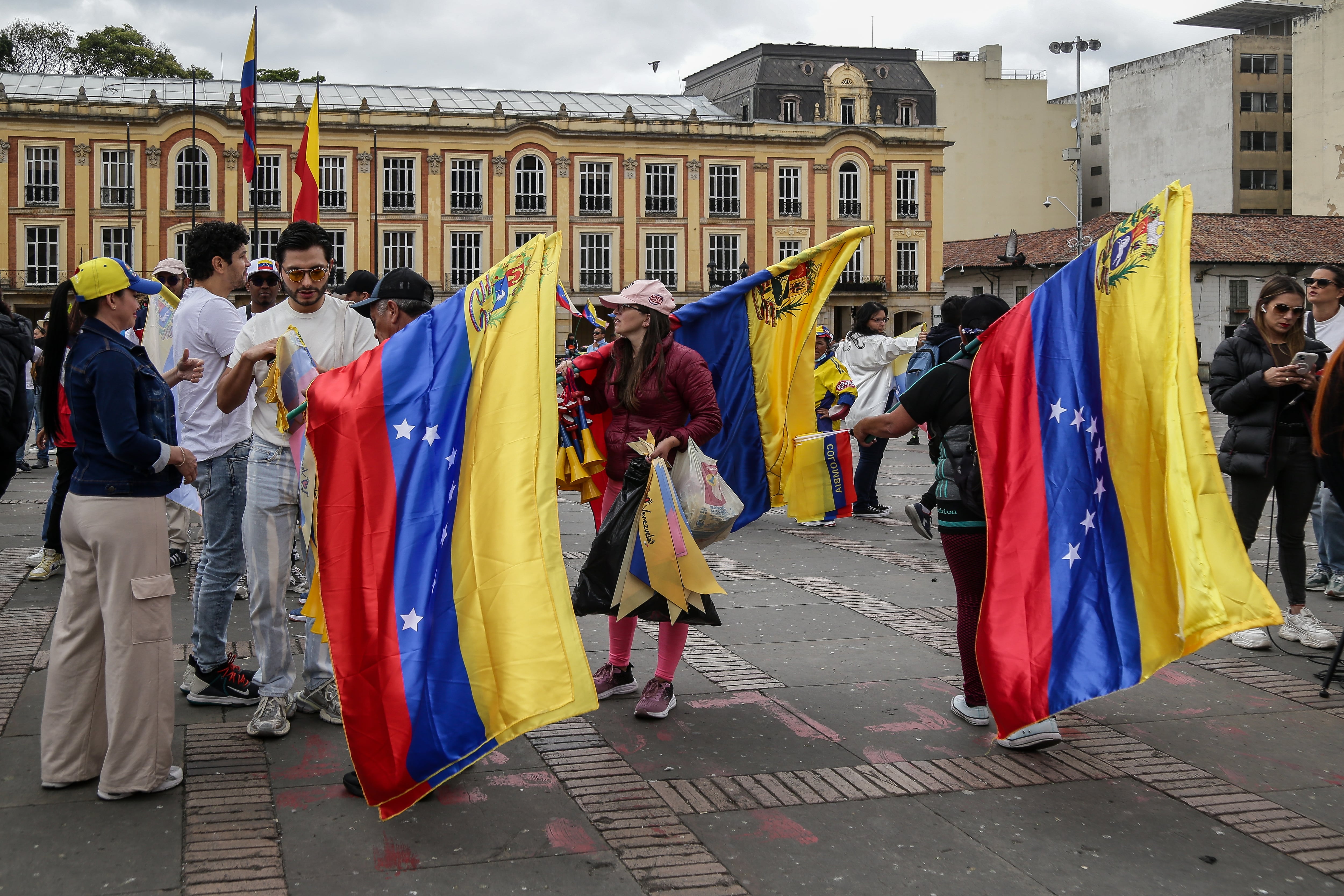 Venezolanos se congregan en la Plaza de Bolívar, de Bogotá, para manifestar su rechazo a los resultados de las recientes elecciones presidenciales.