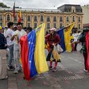 Venezolanos se congregan en la Plaza de Bolívar, de Bogotá, para manifestar su rechazo a los resultados de las recientes elecciones presidenciales.