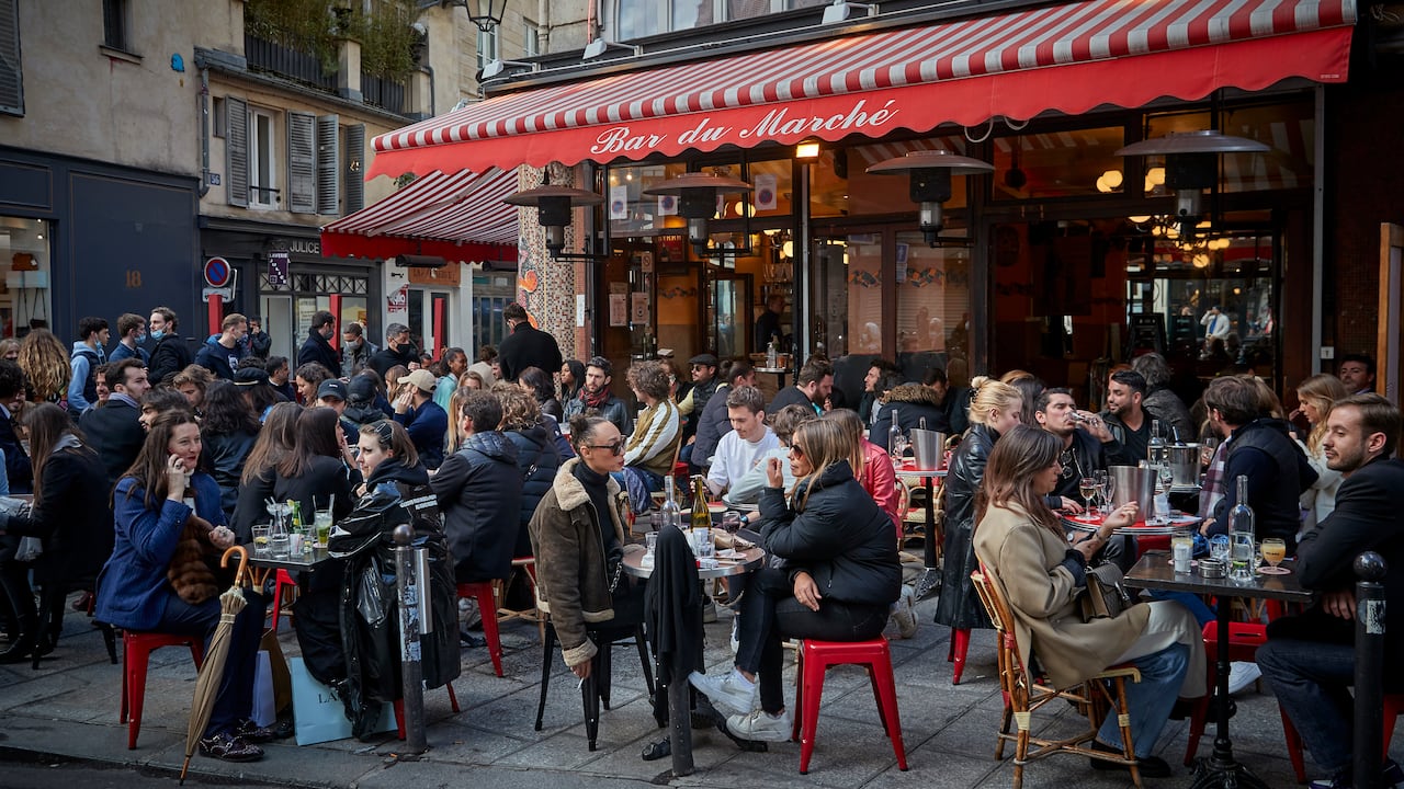 Tomar una taza de café en París es uno de los mejores planes.